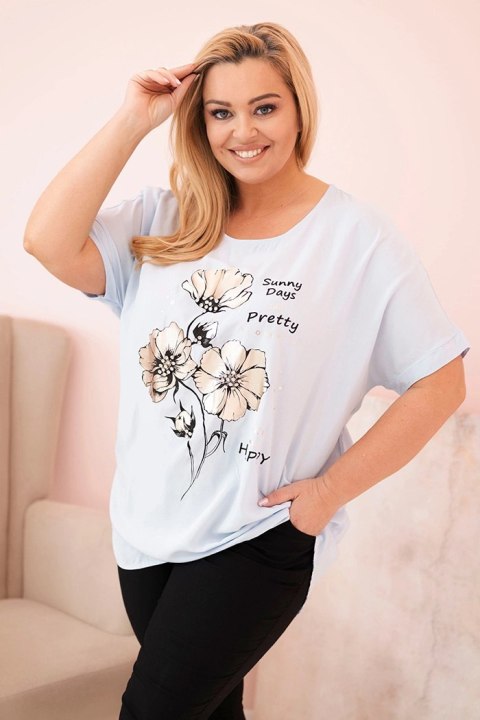 Bluzka damska Plus Size z wiskozy z kwiatowym nadrukiem i napisem niebieska Bluzka damska Plus Size z wiskozy z kwiatowym nadrukiem i napisem niebieska
