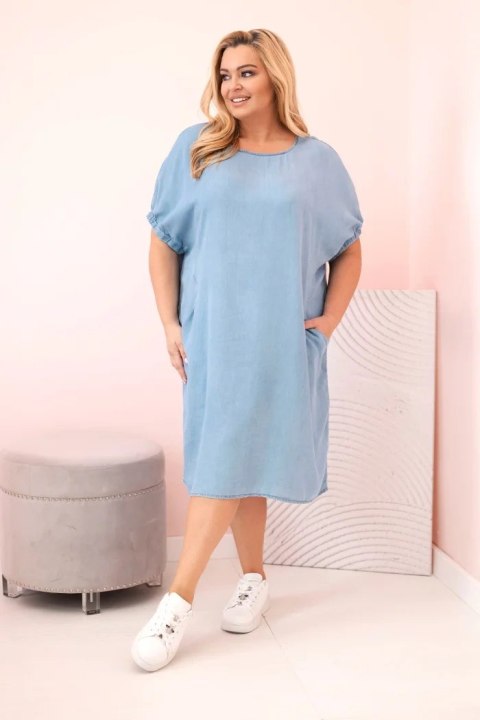 Sukienka damska Plus Size z lyocellu z marszczeniami i kieszeniami jasno jeansowa Sukienka damska Plus Size z lyocellu z marszczeniami i kieszeniami jasno jeansowa