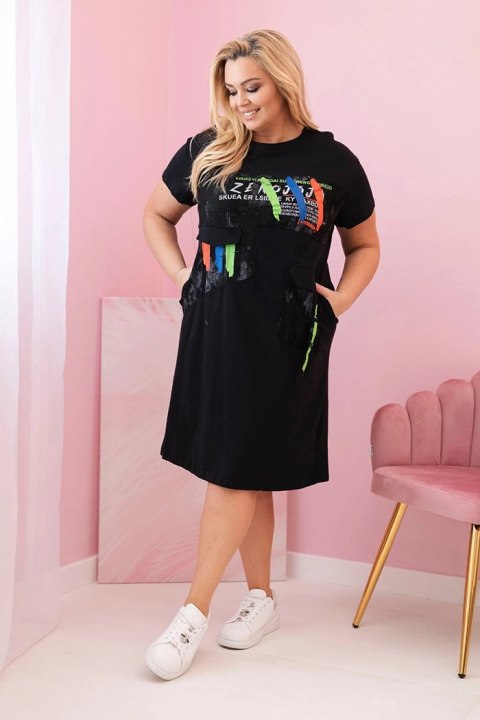 Sukienka damska bawełniana Plus Size z kolorowym nadrukiem i kieszenią czarna Sukienka damska bawełniana Plus Size z kolorowym nadrukiem i kieszenią czarna