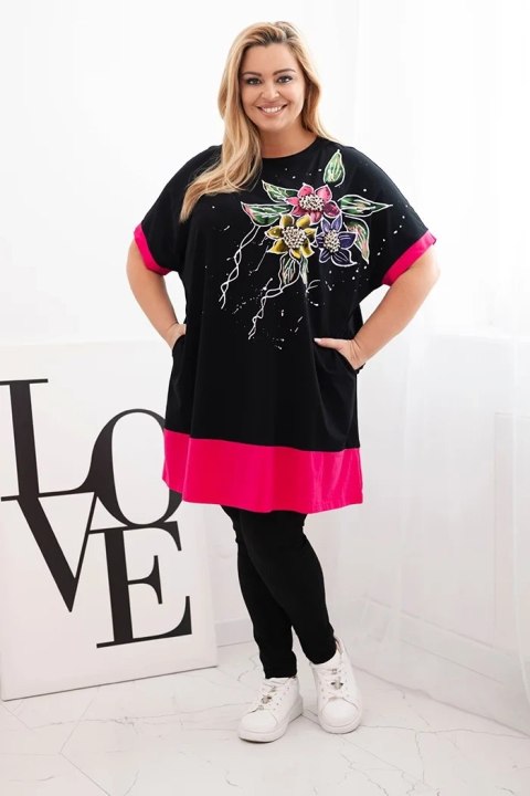 Bluzka damska Plus Size z kwiatowym wzorem i ozdobnymi perełkami fuksja Bluzka damska Plus Size z kwiatowym wzorem i ozdobnymi perełkami fuksja