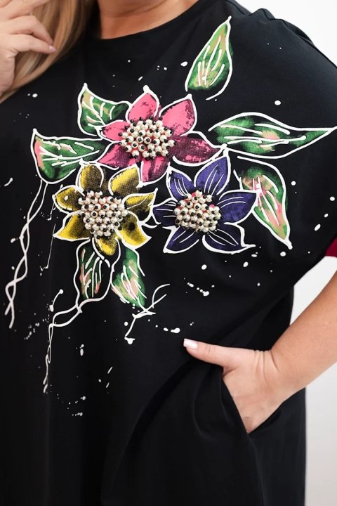 Bluzka damska Plus Size z kwiatowym wzorem i ozdobnymi perełkami fuksja Bluzka damska Plus Size z kwiatowym wzorem i ozdobnymi perełkami fuksja