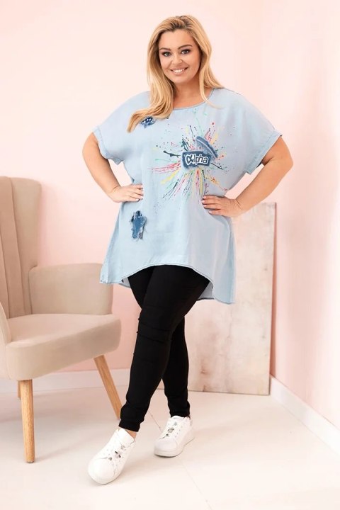 Bluzka damska Plus Size z naszywkami jasno jeansowa Bluzka damska Plus Size z naszywkami jasno jeansowa