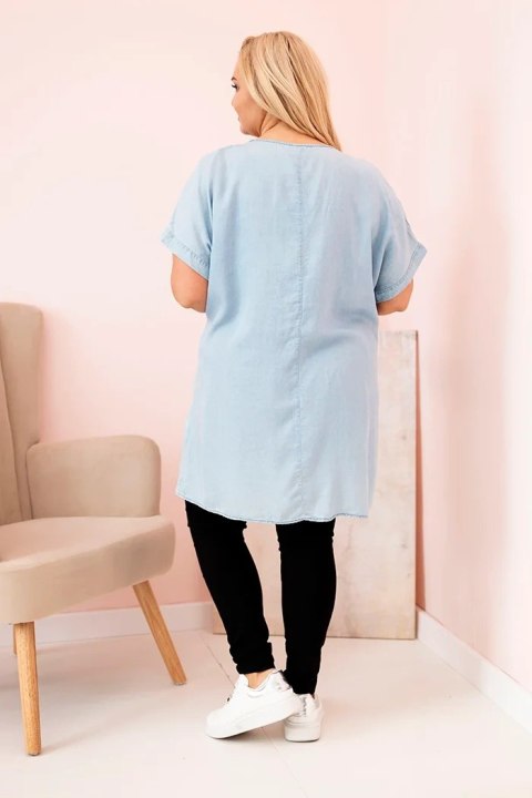 Bluzka damska Plus Size z naszywkami jasno jeansowa Bluzka damska Plus Size z naszywkami jasno jeansowa