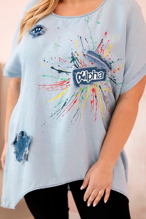 Bluzka damska Plus Size z naszywkami jasno jeansowa Bluzka damska Plus Size z naszywkami jasno jeansowa