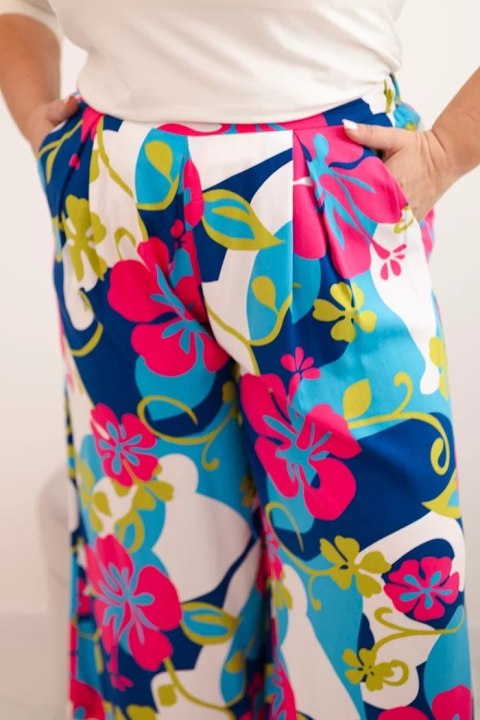 Spodnie damskie Plus Size wiskozowe z kwiatowym wzorem fuksja Spodnie damskie Plus Size wiskozowe z kwiatowym wzorem fuksja