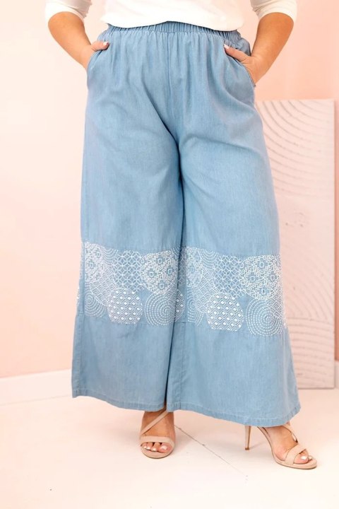 Spodnie damskie Plus Size z szeroką nogawką i haftem etnicznym jasno jeansowe Spodnie damskie Plus Size z szeroką nogawką i haftem etnicznym jasno jeansowe