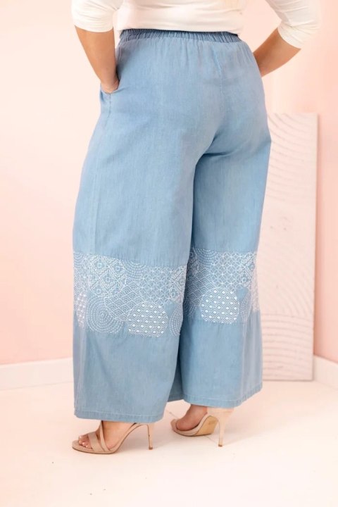 Spodnie damskie Plus Size z szeroką nogawką i haftem etnicznym jasno jeansowe Spodnie damskie Plus Size z szeroką nogawką i haftem etnicznym jasno jeansowe