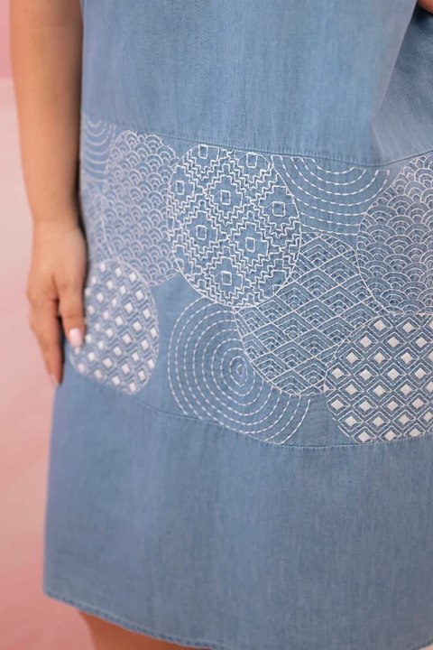 Sukienka damska Plus Size bez rękawów z ozdobnym wzorem jasno jeansowa Sukienka damska Plus Size bez rękawów z ozdobnym wzorem jasno jeansowa