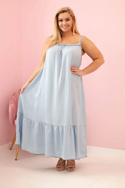 Sukienka damska Plus Size na ramiączkach z falbaną jasno jeansowa Sukienka damska Plus Size na ramiączkach z falbaną jasno jeansowa