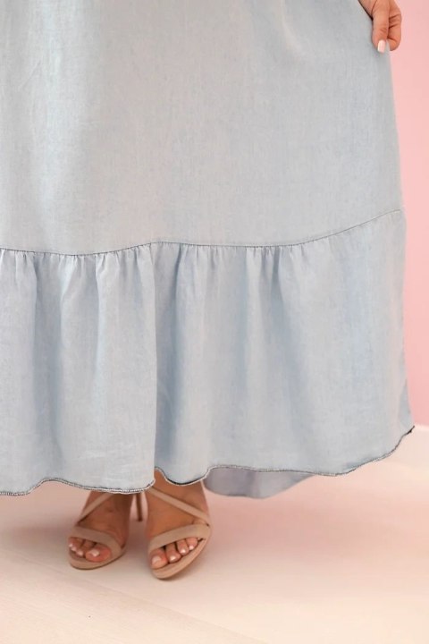 Sukienka damska Plus Size na ramiączkach z falbaną jasno jeansowa Sukienka damska Plus Size na ramiączkach z falbaną jasno jeansowa