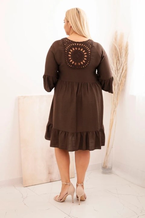 Sukienka damska Plus Size wiskozowa z ażurowym zdobieniem brązowa Sukienka damska Plus Size wiskozowa z ażurowym zdobieniem brązowa