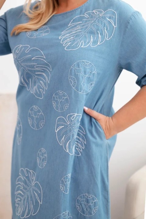 Sukienka damska Plus Size z haftem liści jasno jeansowa Sukienka damska Plus Size z haftem liści jasno jeansowa
