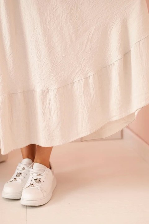 Sukienka damska plus size z krótkim rękawem i falbaną z lekkiej wiskozy beżowa Sukienka damska plus size z krótkim rękawem i falbaną z lekkiej wiskozy beżowa