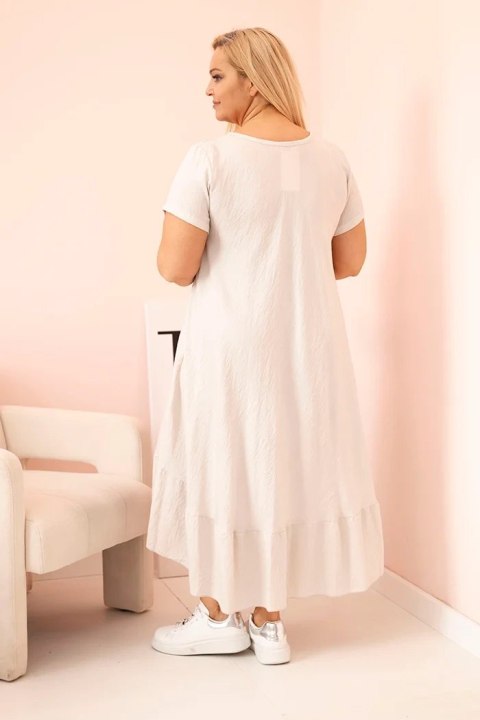 Sukienka damska plus size z krótkim rękawem i falbaną z lekkiej wiskozy beżowa Sukienka damska plus size z krótkim rękawem i falbaną z lekkiej wiskozy beżowa