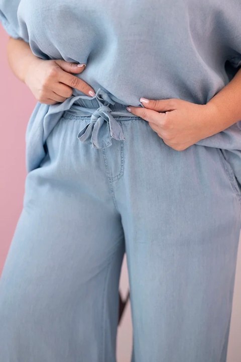 Komplet damski Plus Size z tencelu bluzka i spodnie z wiązaniem jasno jeansowy Komplet damski Plus Size z tencelu bluzka i spodnie z wiązaniem jasno jeansowy
