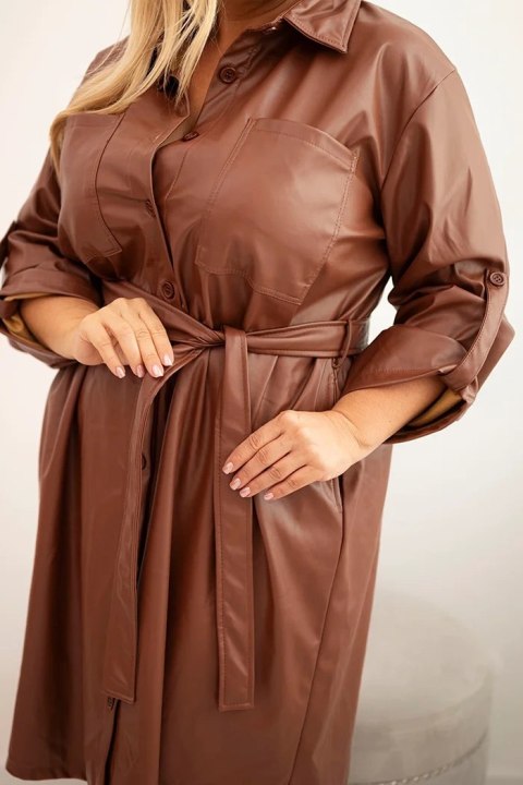 Sukienka damska z eko-skóry Plus Size z paskiem i kołnierzykiem brązowa