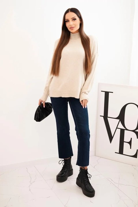 Sweter damski wiskozowy z prążkowanym półgolfem i luźnym fasonem beżowy