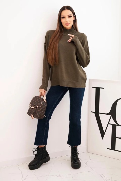 Sweter damski wiskozowy z prążkowanym półgolfem i luźnym fasonem khaki