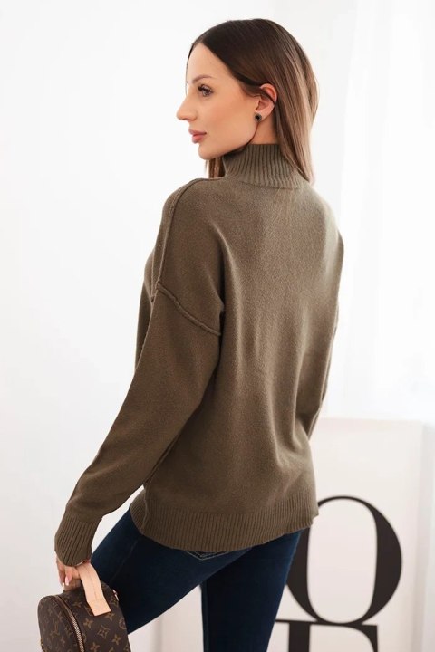 Sweter damski wiskozowy z prążkowanym półgolfem i luźnym fasonem khaki
