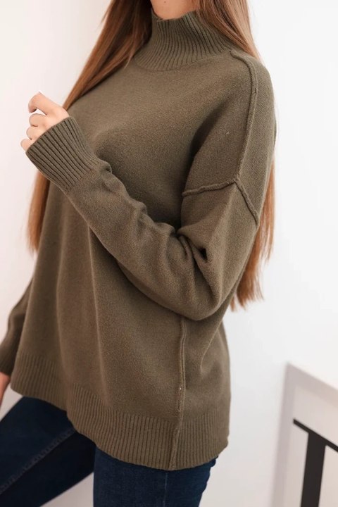 Sweter damski wiskozowy z prążkowanym półgolfem i luźnym fasonem khaki