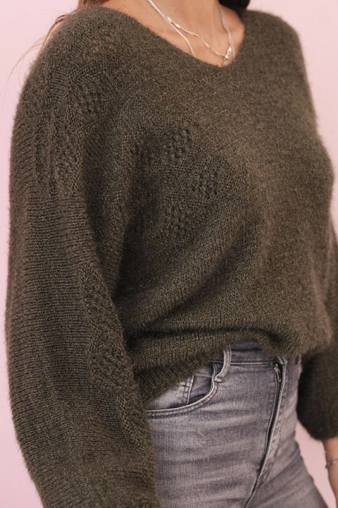 Sweter damski z moheru o luźnym kroju i dekolcie w serek khaki