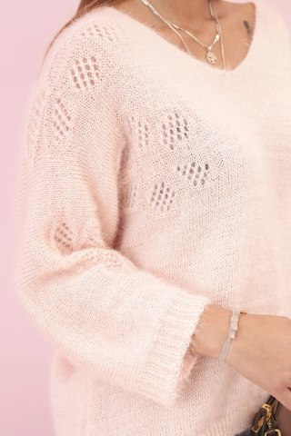 Sweter damski z moheru o luźnym kroju i dekolcie w serek pudrowy róż
