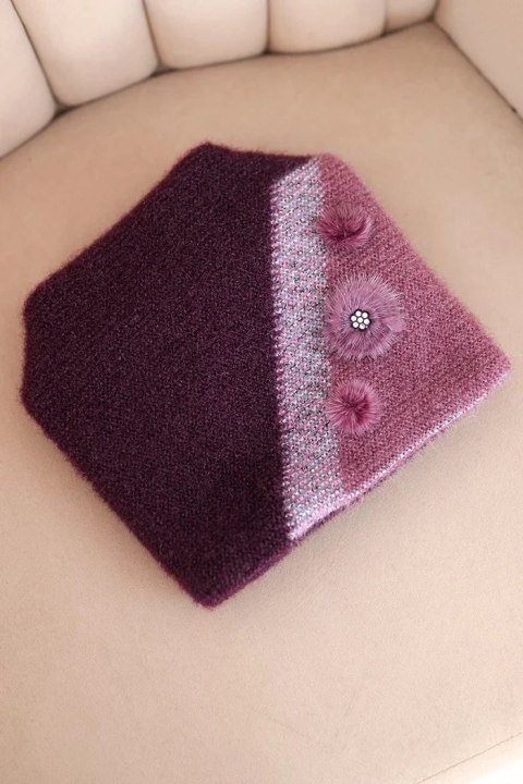 Czapka damska elegancka z futrzanymi ozdobami i brokatowym paskiem ciemno fioletowa