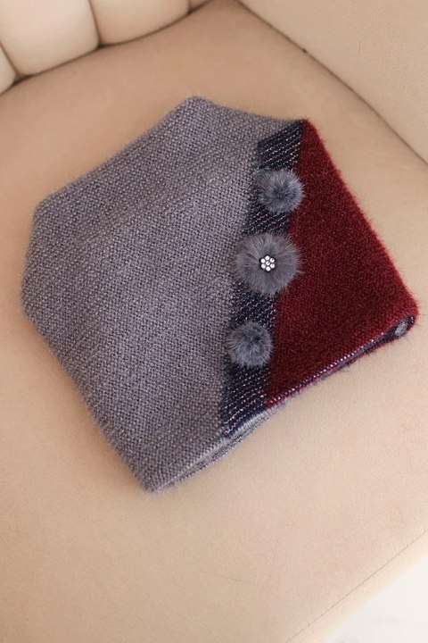 Czapka damska elegancka z futrzanymi ozdobami i brokatowym paskiem szara