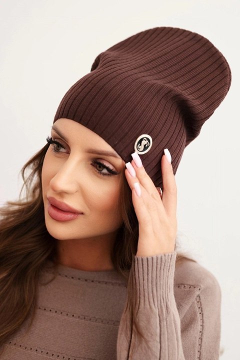Czapka damska prążkowana z ozdobnym guzikiem z dodatkiem wełny i modalu brązowa