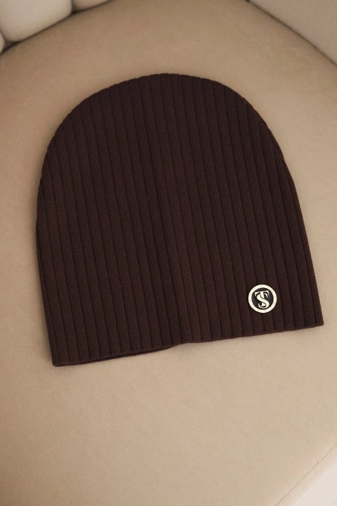 Czapka damska prążkowana z ozdobnym guzikiem z dodatkiem wełny i modalu brązowa