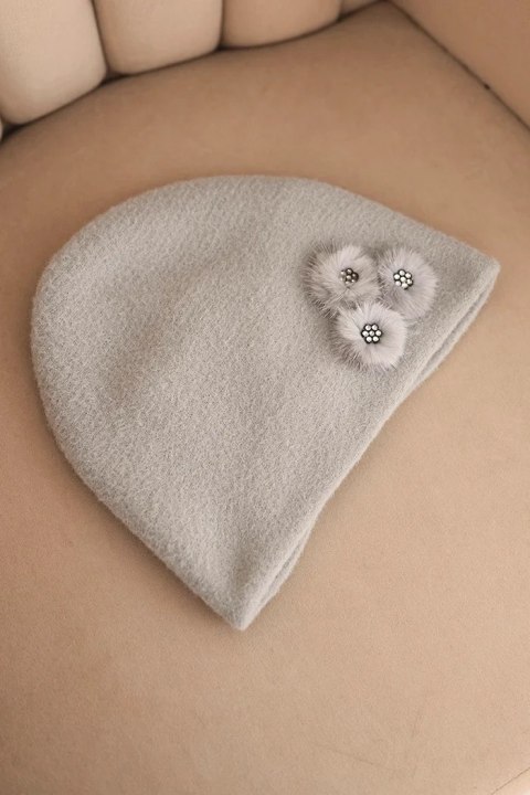 Czapka damska z ozdobnymi futrzanymi kwiatami elegancka jasno szara