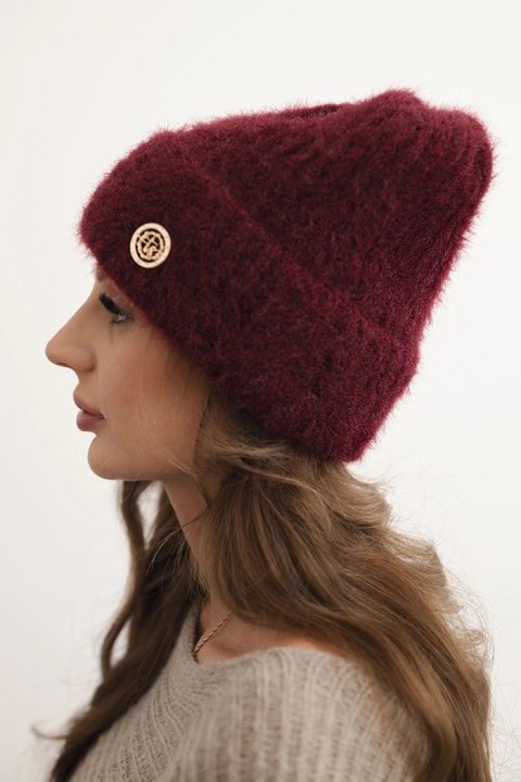 Czapka damska zimowa z puszystej dzianiny i z eleganckim guzikiem bordowa