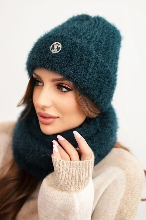 Komplet damski czapka i komin zimowy puszysty z ozdobnym emblematem morski