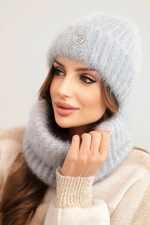 Komplet damski czapka i komin zimowy puszysty z ozdobnym emblematem szary