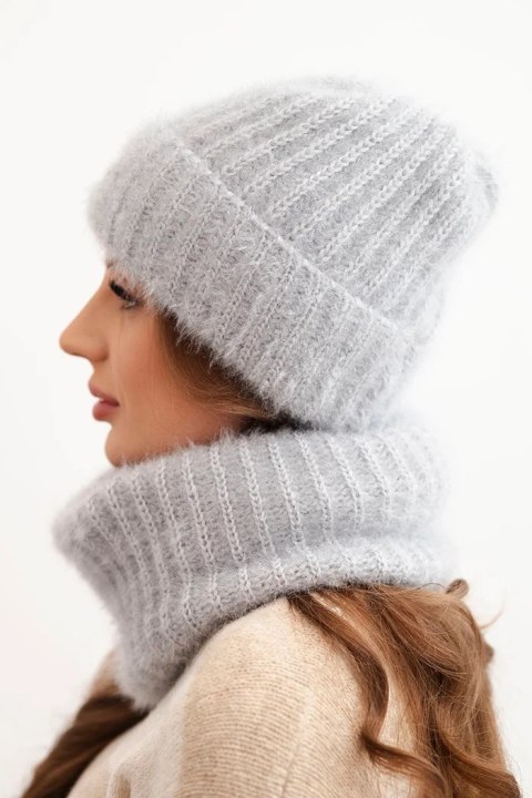 Komplet damski czapka i komin zimowy puszysty z ozdobnym emblematem szary