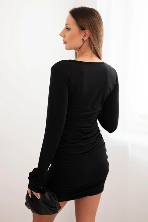 Sukienka damska z wiskozą dopasowana z marszczeniem i kwiatami na rękawach czarna