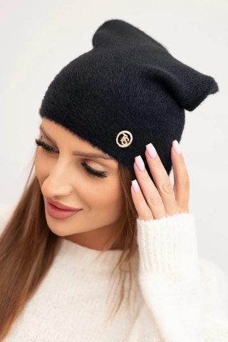Czapka damska klasyczna z miękkiej dzianiny z dekoracyjną blaszką czarna