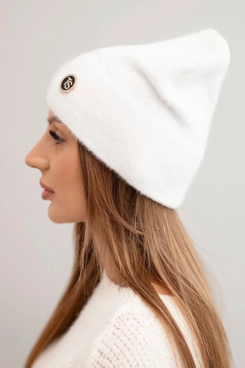 Czapka damska miękka z puszystej dzianiny z ozdobną blaszką biała