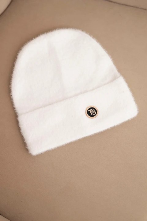 Czapka damska miękka z puszystej dzianiny z ozdobną blaszką biała