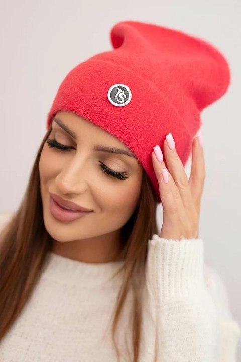 Czapka damska miękka z puszystej dzianiny z ozdobną blaszką malinowa Czapka damska miękka z puszystej dzianiny z ozdobną blaszką malinowa