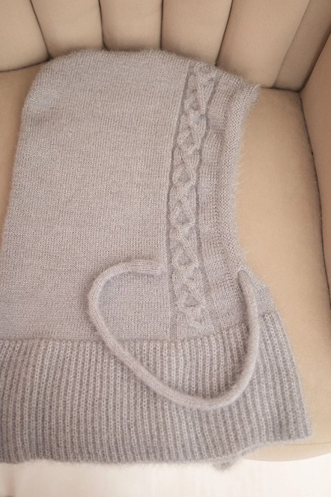 Czapka kaptur damski z wiązaniem i warkoczowym splotem szara