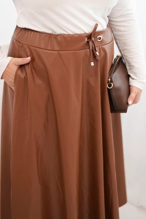 Spódnica damska Plus Size z ekoskóry z gumką i troczkiem w pasie camelowa