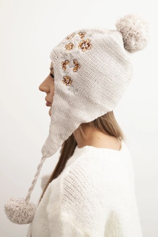 Czapka damska zimowa uszatka z pomponami K431 beżowa