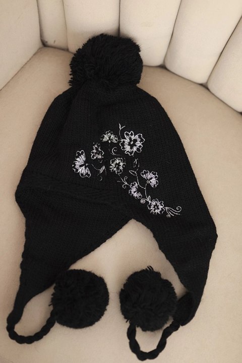 Czapka damska zimowa uszatka z pomponami K431 czarna