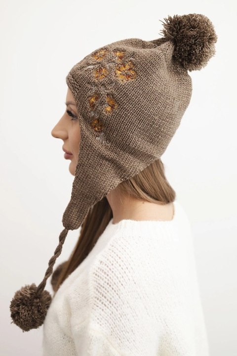 Czapka damska zimowa uszatka z pomponami K431 mocca