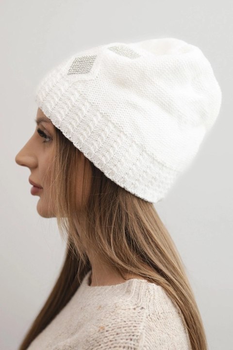 Czapka damska zimowa wełniana z cyrkoniami i wzorem K455 ecru
