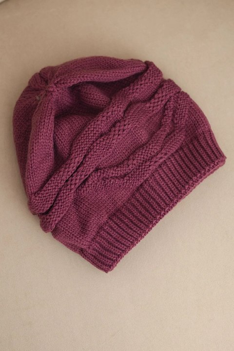 Czapka damska zimowa wełniana z ozdobnym splotem K429 ciemno fioletowa