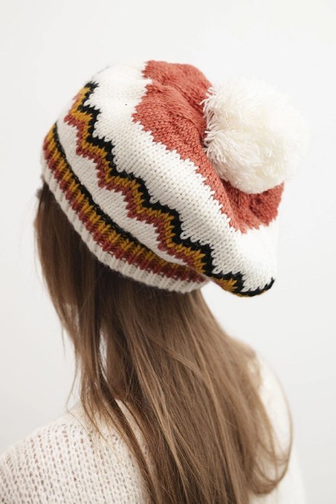 Czapka damska zimowa wełniana z pomponem i kolorowym wzorem K435 ruda + ecru