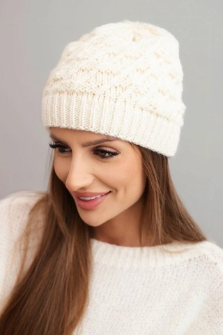 Czapka damska zimowa wełniany z ozdobnym splotem K430 beżowa