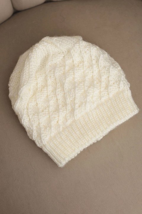 Czapka damska zimowa wełniany z ozdobnym splotem K430 jasne ecru